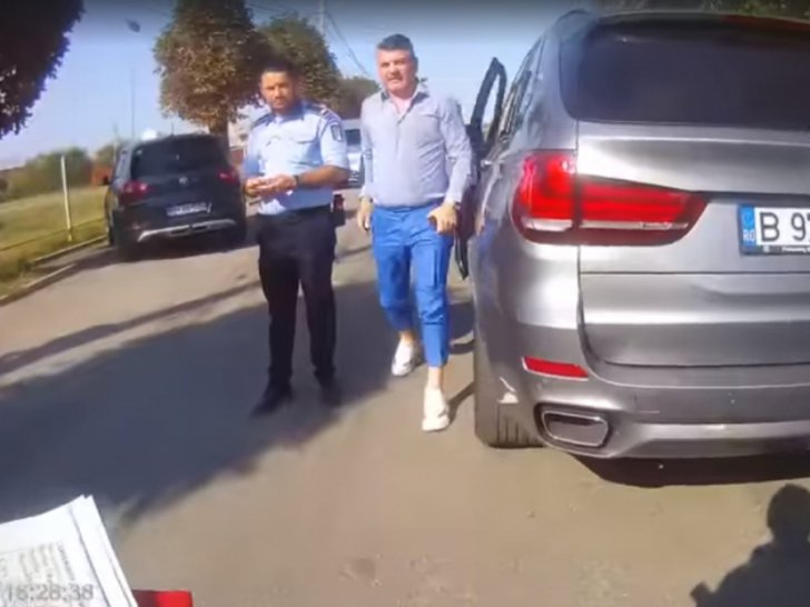 VIDEO – Tupeu fără limite. Consilierul unui deputat PSD, filmat în timp ce înjură poliţiştii care îl verifică pentru că a oprit neregulamentar