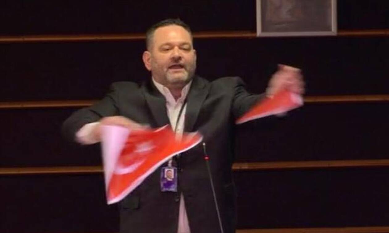 (VIDEO) Revoltă la Ankara, după ce un europarlamentar grec a rupt steagul Turciei chiar în Parlamentul European