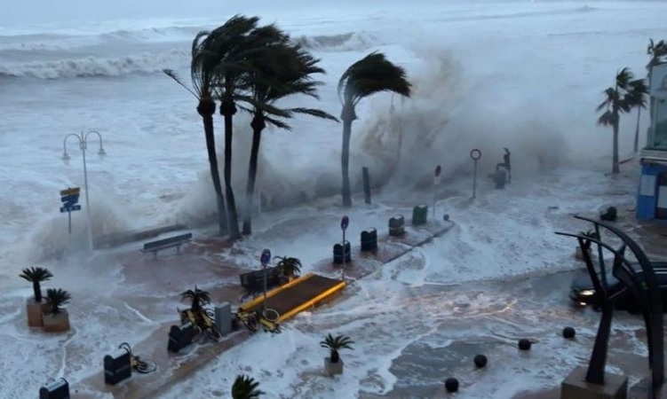 Furtuna „Gloria” continuă să facă ravagii. Spuma marină şi peştii morţi „înghit” plajele Mediteranei. A plouat în două zile cât într-un an!