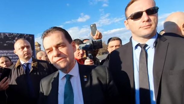News Alert: Prim-ministrul Orban a intrat intre protestatarii din Piata Victoriei. VIDEO