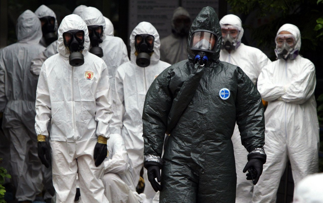 VIDEO: Oameni căzuți pe străzi și bolnavi transportați în tuburi speciale. Orașul din China unde a izbucnit virusul mortal, închis de restul lumii