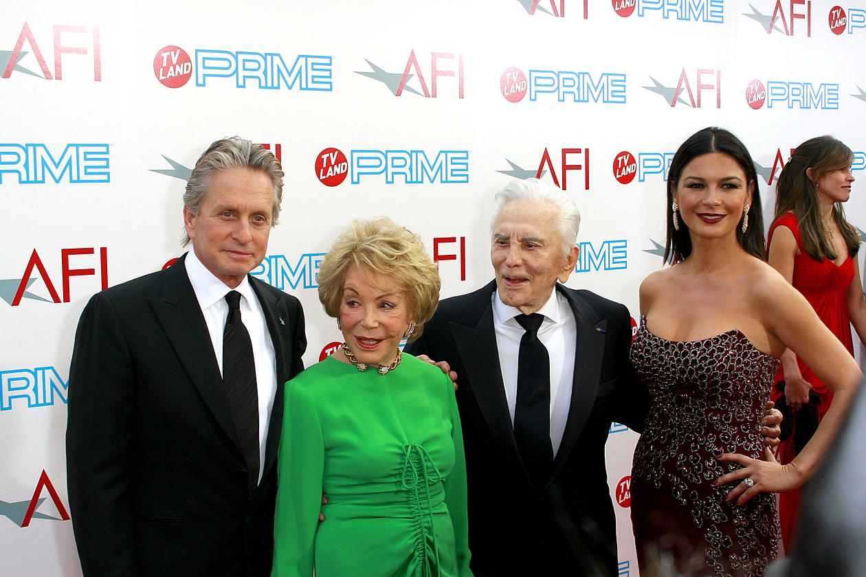 Actorul Kirk Douglas a murit la 103 ani. Mesajul transmis de fiul său, Michael Douglas. FOTO+VIDEO