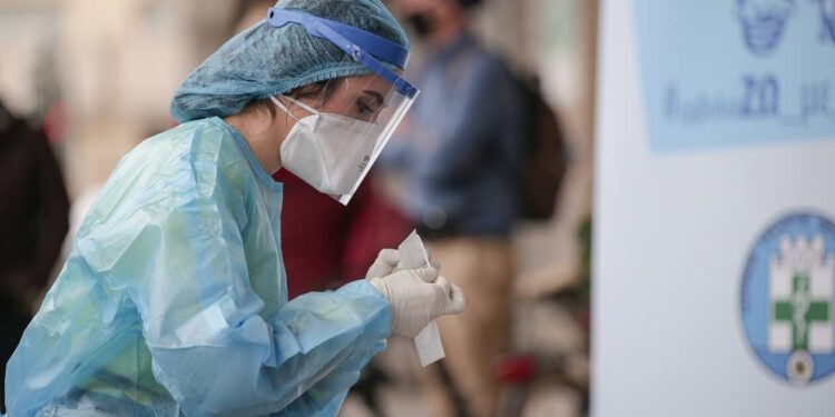 Coronavirus: EODY a anunțat 1.044 cazuri noi – 121 de decese, 600 pacienţi la terapie intensivă