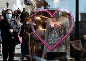 Coronavirus: Attica: Click away de luni până vineri, weekend cu magazine închise