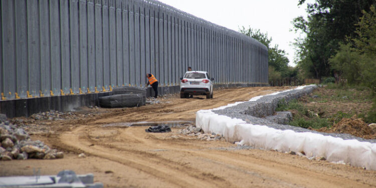 Grecia a ridicat încă 40 km de gard la granița cu Turcia pentru a descuraja migranții afgani. „Nu putem aştepta pasiv posibilul impact”
