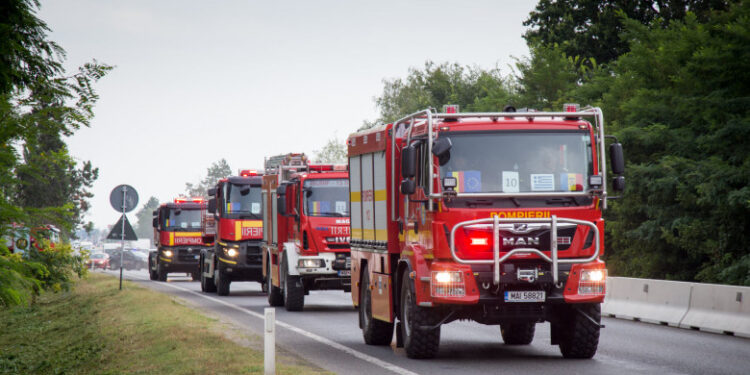 Pompierii români care vor interveni la stingerea incendiilor din Grecia au ajuns în Atena