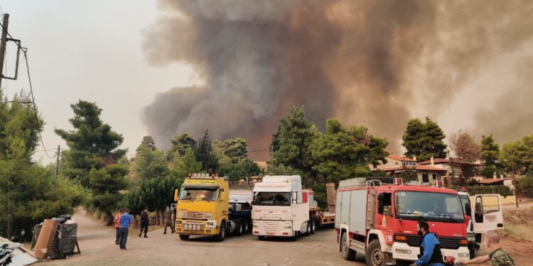 Incendii Attica: Flăcările „ating” Agios Stefanos – evacuată Stamata, Rodopoli (VIDEO)
