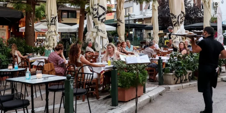 Coronovirus: libertate deplină pentru cei vaccinați în divertisment și catering