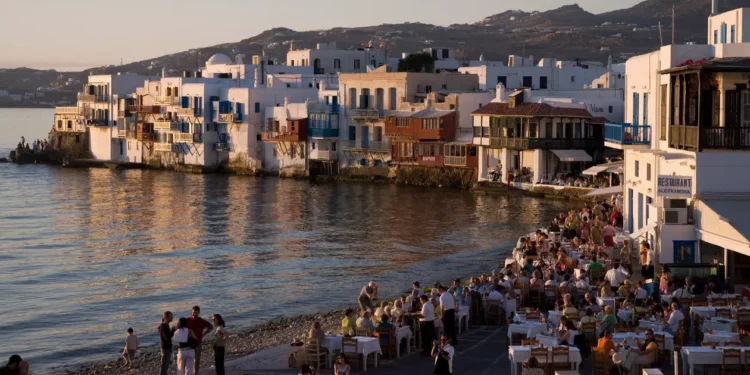 Grecia relaxează restricțiile și în localuri se va putea dansa din nou. Aproape două treimi din populație este vaccinată