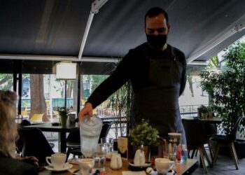 Măsuri noi: Pe masă excluderea completă a celor  nevaccinați din  retail