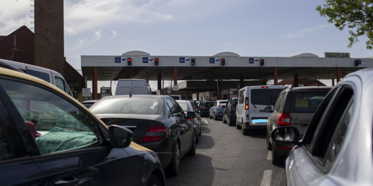 ATENȚIE! FORMULARUL DIGITAL DE CĂLĂTORIE, OBLIGATORIU ÎNCEPÂND DE LUNI. TOATE PERSOANELE CARE INTRĂ ÎN ROMÂNIA TREBUIE SĂ-L COMPLETEZE