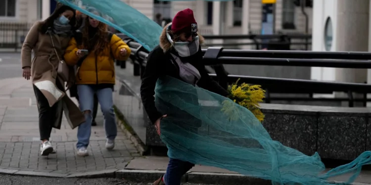 Furtuna Eunice a lovit Marea Britanie: Acoperișul O2 Arena din Londra s-a prăbușit (VIDEO)