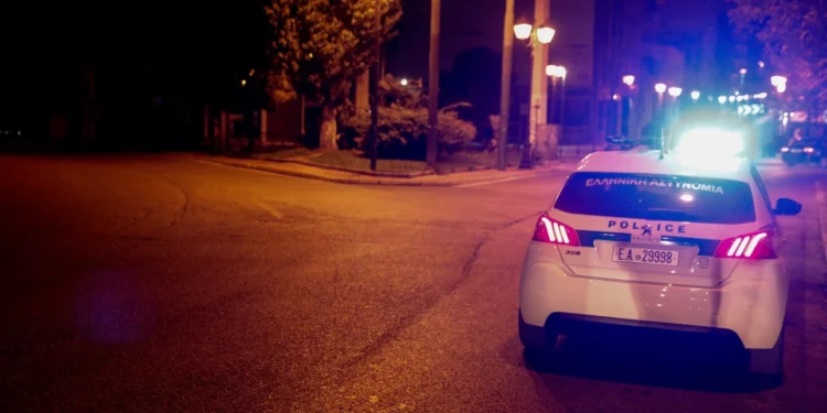 „Alarmă” în Pallini: Un bărbat își ține ostatici rudele