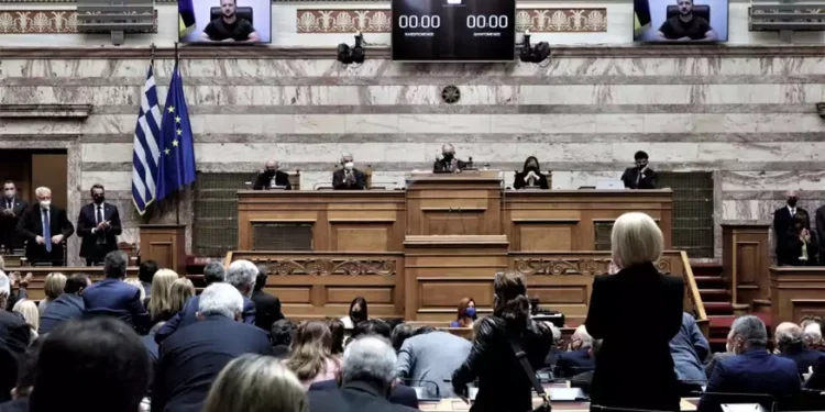 Luptătorul „Azov” l-a umbrit pe Zelenski în Parlamentul Greciei – Reacții ale partidelor de opoziție