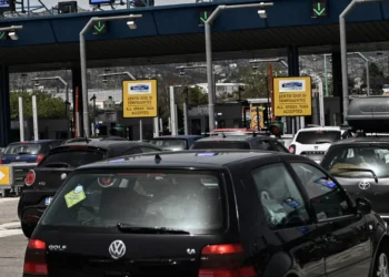 Cozi uriașe de români la frontierele bulgare spre Grecia