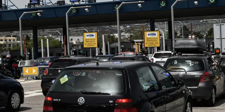 Cozi uriașe de români la frontierele bulgare spre Grecia