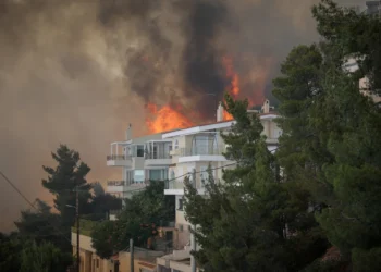 Incendiu mare în Panorama Voula – Zona este în curs de evacuare, mesaj de la 112 către locuitori (VIDEO)