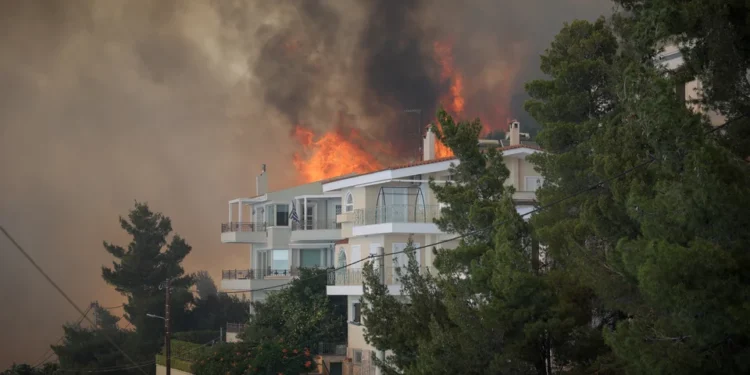 Incendiu mare în Panorama Voula – Zona este în curs de evacuare, mesaj de la 112 către locuitori (VIDEO)