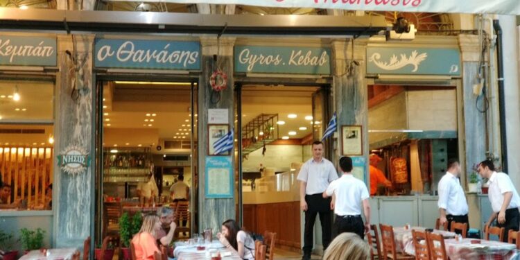 Restaurantele din Grecia scumpesc puternic popularul souvlaki