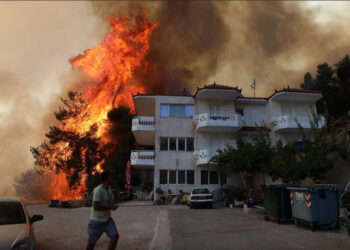 Incendiu în Parnitha: Attiki Odos a fost închisă de la Elefsina până la drumul regional Aigaleo