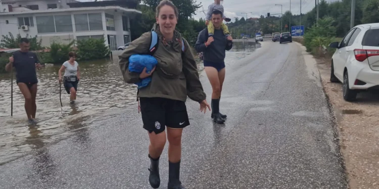 Vreme rea Daniel – Trikala: Cu bebelușii în brațe își părăsesc casele inundate – Foto