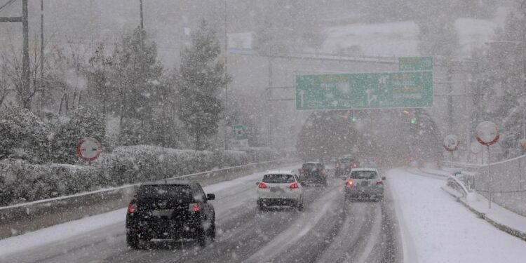 Vreme rea: Reglementări rutiere de urgență ale EL.AS – Lanțuri obligatorii pe mașini începând de luni seară