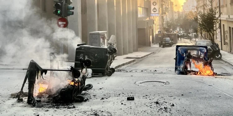 Revolte în centrul Atenei – Bărbați înarmați au aruncat cu cocteiluri Molotov în polițiști – VIDEO