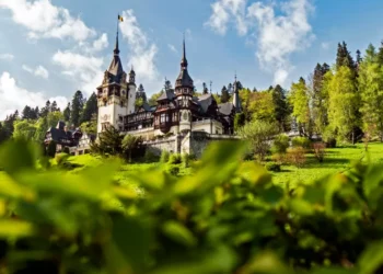 Angajăm vorbitori de greacă în România! Oferim un salariu de peste 28.500€ pe an plus bonus de bilet de avion.
