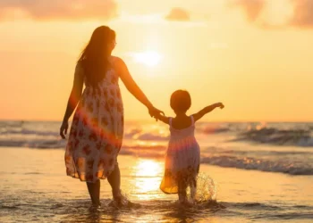 Indemnizație de maternitate: Sprijin de până la 11.000 de euro pentru mamele care desfășoară activități independente