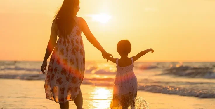 Indemnizație de maternitate: Sprijin de până la 11.000 de euro pentru mamele care desfășoară activități independente