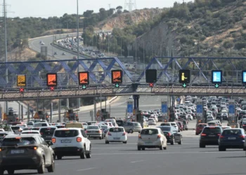 Valul de excursioniști de Paște atinge punctul culminant: Trafic dens pe rutele principale și în portul Pireu