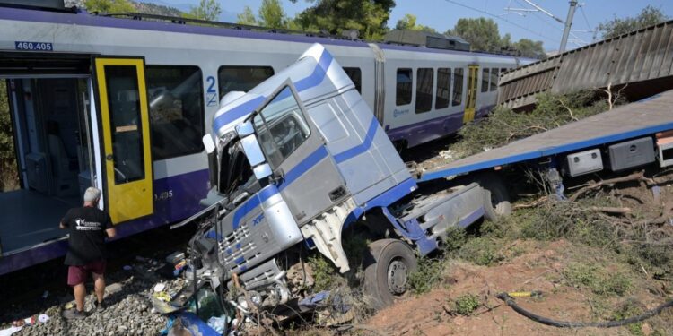 Coliziune între un Tren și un Camion