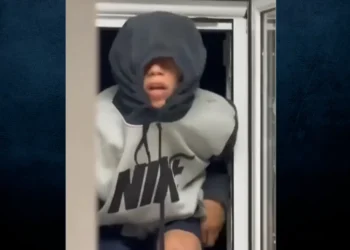 Corintia: Un turist s-a luptat cu hoții pentru a-și salva familia – „Intrau prin toate ferestrele” (VIDEO)