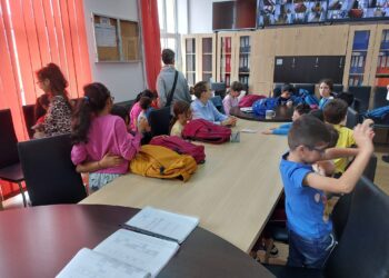 Echipa Direcției Generale de Asistență Socială AEDOPS București și ScanMed Dăruiesc Ghiozdane Echipate Copiilor de la Școala Profesională Specială nr. 3