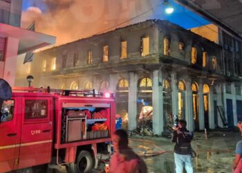 Incendiu major într-o clădire abandonată din Pireu – Alerte trimise prin serviciul 112 din cauza fumului, VIDEO și FOTO