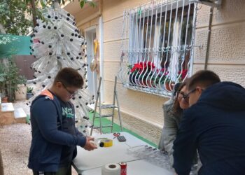 Creativitate de sărbătoare: Brad de Crăciun din sticle realizat de elevii Școlii Românești de Muzică și Arte „Maria Tănase” (Foto)