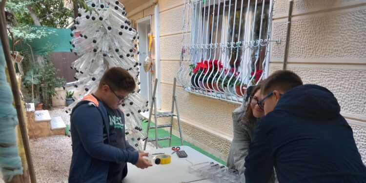 Creativitate de sărbătoare: Brad de Crăciun din sticle realizat de elevii Școlii Românești de Muzică și Arte „Maria Tănase” (Foto)