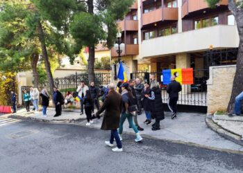 Protest la Ambasada României din Atena: Reacții la Anularea Turului II al Alegerilor Prezidențiale din România