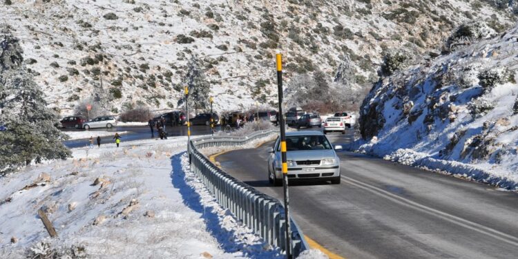 Vreme severă: Circulație întreruptă pe bulevardul Parnitha din cauza ninsorilor