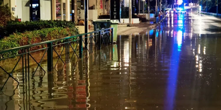 Vreme severă în Grecia: Trafic îngreunat pe autostrada Atena-Corint și restricții pe bulevardul Poseidonos din cauza furtunii Elena