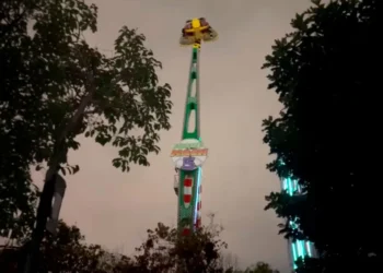 Atena: Panică într-un parc de distracții – Copii blocați în aer timp de 15 minute din cauza unei defecțiuni