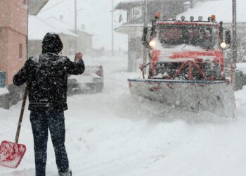 Lanțuri antiderapante obligatorii începând cu ora 22:00 în toată regiunea Attica – Mesaj de urgență din partea Protecției Civile pentru Evia