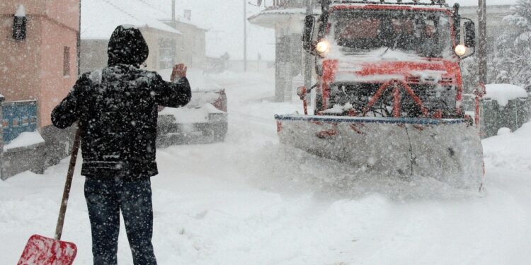 Lanțuri antiderapante obligatorii începând cu ora 22:00 în toată regiunea Attica – Mesaj de urgență din partea Protecției Civile pentru Evia