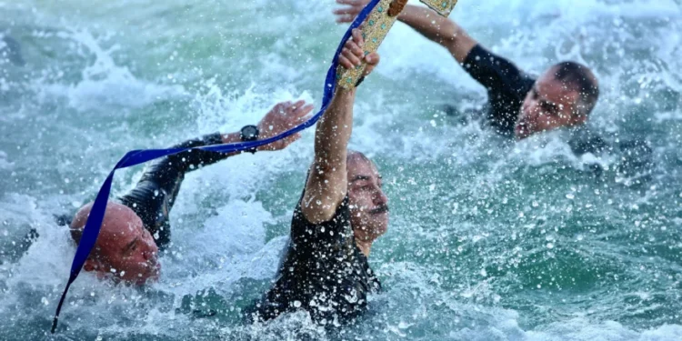 Boboteaza: Slujba de Sfințire a Apelor a avut loc cu fast în Pireu