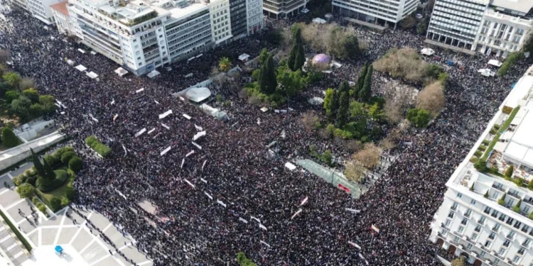 Proteste masive în Grecia pentru victimele de la Tempi: Piața Syntagma, centrul indignării naționale