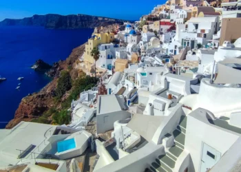 Santorini, una dintre cele mai iubite destinații turistice ale românilor, afectată de o serie de cutremure. Autoritățile închid școlile și impun măsuri de siguranță