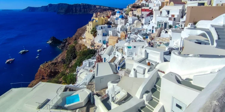 Santorini, una dintre cele mai iubite destinații turistice ale românilor, afectată de o serie de cutremure. Autoritățile închid școlile și impun măsuri de siguranță