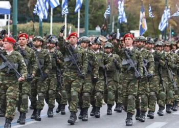 25 Martie sărbătorită cu fast în Grecia – Paradă militară impresionantă la Atena, mii de oameni în Piața Syntagma
