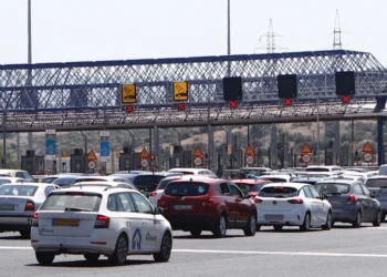 Exod de Paște din Atena: Trafic blocat spre Elefsina și Lamia – Peste 30 de minute întârziere, 32.000 de pasageri pleacă pe mare