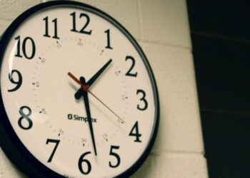 În noaptea de sâmbătă spre duminică, 26 octombrie 2025, România va trece oficial la ora de iarnă. La ora 04:00 dimineața, ceasurile se vor da cu o oră înapoi, adică ora 04:00 va deveni ora 03:00.